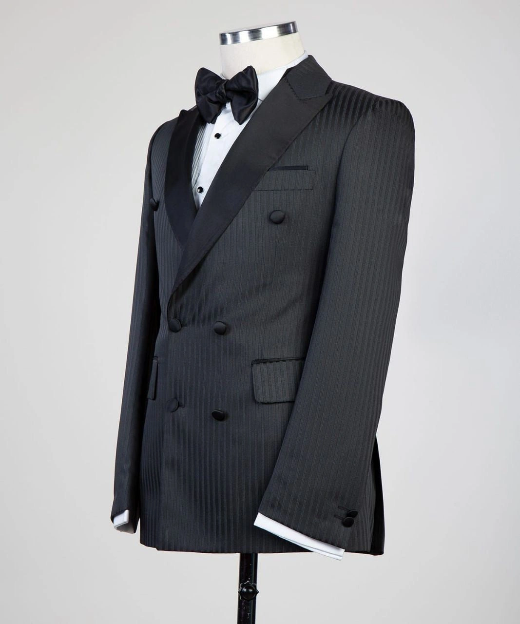 Elegancki czarny dwurzędowy płaszcz dla stylowego mężczyzny idealny na każdą okazję!
